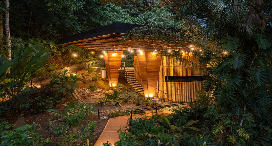 Property near the beach with hotel or private home potential - US$ 3,700,000